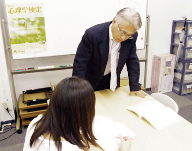 通信教育課程のある多くの大学では学習面はもちろん、学費や就職支援、大学院進学 など、さまざまなサポート体制を整えています。大卒資格を確実にとるためには、充実した サポートを受けられることがポイントです。